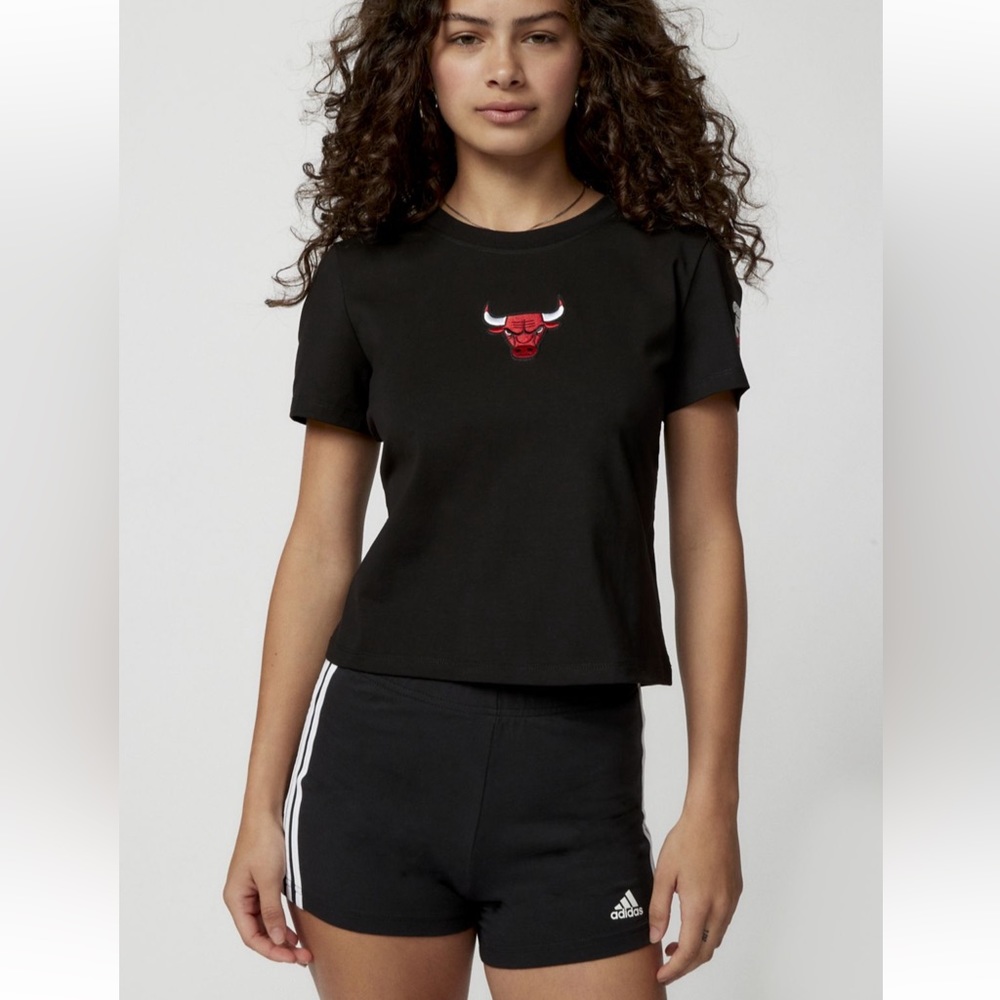 NBA Chicago Bulls embroidered baby tee - size L